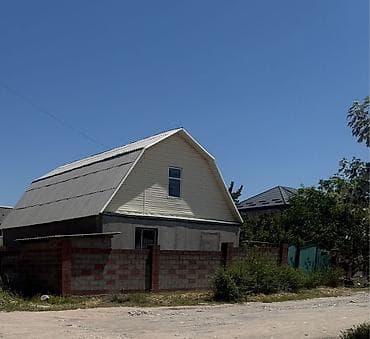 Дом с мансардной крышей и огражденным участком. - Тип: индивидуальный