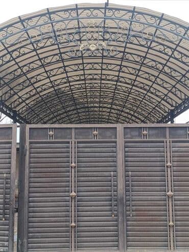 Металлическая конструкция для навеса или крыши. Состоит из соединенных