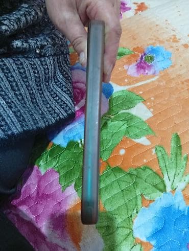 Мобильные телефоны: Смартфон на Android с чехлом - Экран: безрамочный с каплевидным — 1