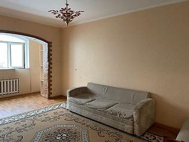 Светлая комната с окном на город. Внутри: - двуспальная кровать с — 3