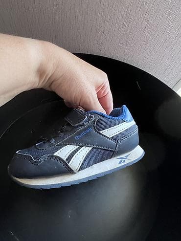 ботам: Детские зимние ботинки Clarks, темно‑синие, на меху.э Забирать в 12 — 9