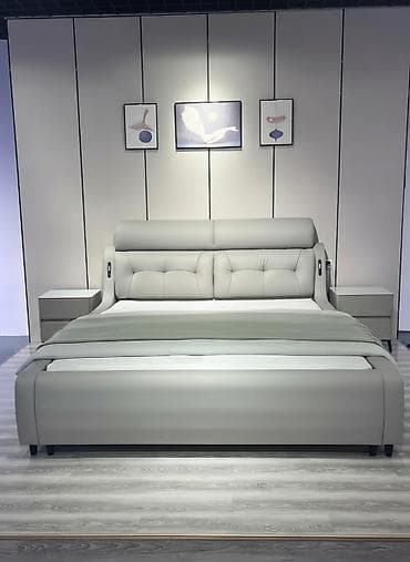 Двуспальная кровать современного дизайна в светло‑сером цвете