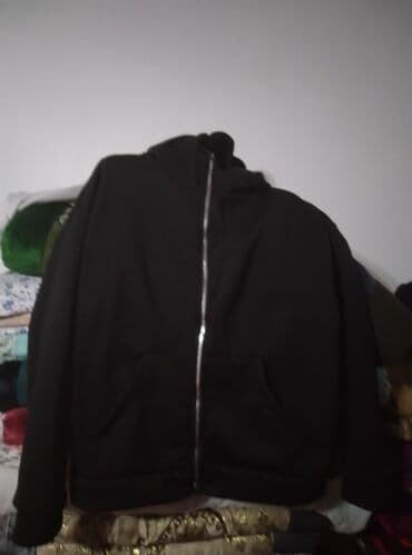 Черная худи на молнии с капюшоном. - Классический прямой крой. -