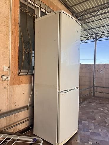 spark 2: Холодильник двухкамерный, белый, с нижней морозильной камерой. - — 3