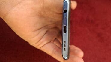 сенсорный телефон: Смартфон Redmi в светло-голубом/серебристом цвете. Устройство имеет — 6