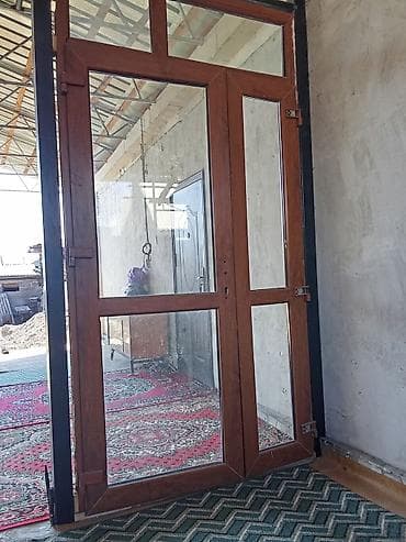 пластик ешик: Стеклянная входная дверь с верхней фрамугой - Материал рамы: дерево — 2