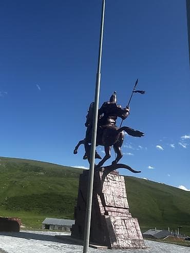 великий воин: Памятник конному воину с копьём на высоком постаменте. - Масштабная — 1