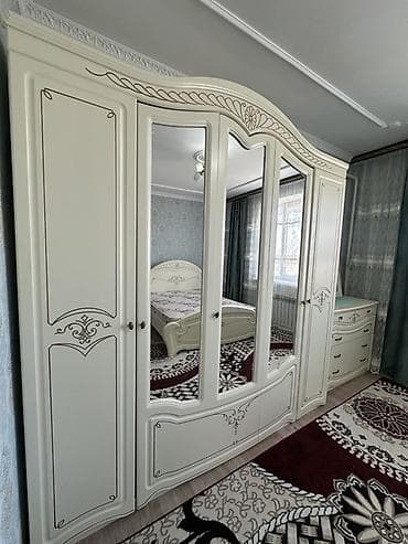 Спальный гарнитур в классическом стиле, цвет слоновая кость с изящной