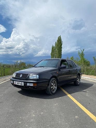 Volkswagen Vento: 1993 г., 2 л, Механика, Бензин, Седан
