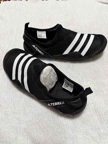 eric emanuel: Стильные чёрные кроссовки Adidas с фирменными белыми полосками 🤍 Очень — 2