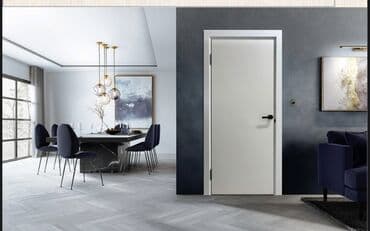 Межкомнатная дверь с гладким белым покрытием. Дверь имеет строгую