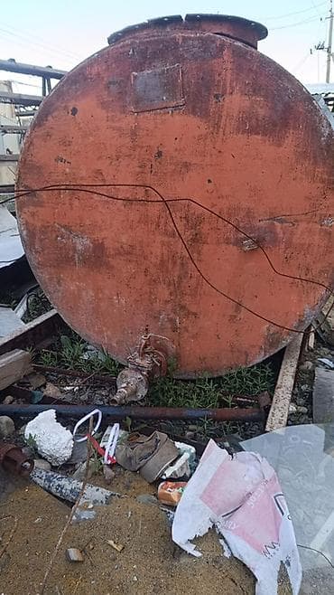 Металлическая горизонтальная цилиндрическая емкость (резервуар/бочка)