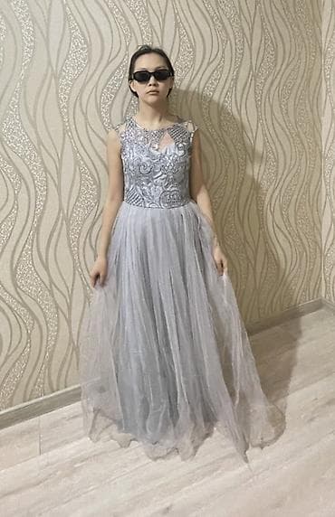 вечерние молодежные платья: Вечернее платье в серебристо-сером оттенке. - Силуэт: длинное — 2