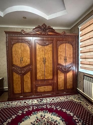 письменый стол: Спальный гарнитур в классическом стиле с резьбой и инкрустациями под — 1