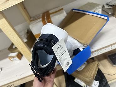 Личные вещи: Кроссовки Warrior (модель с логотипом W на боковой части) - — 3