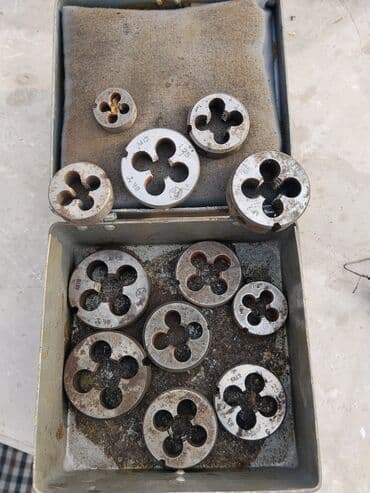 Топоры и колуны: Набор круглых плашек для нарезания резьбы в металлическом футляре — 1