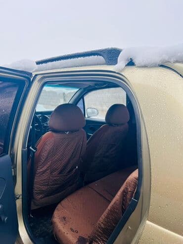 авто пулт: Городской хэтчбек компакт-класса, 5 дверей, золотистый цвет кузова — 5