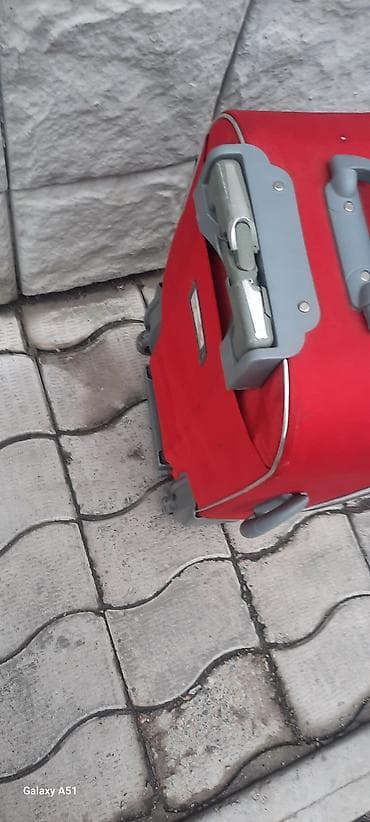 женские чемоданы из поликарбоната: Красный чемодан на колёсах. - Материал: плотная ткань. - Цвет — 2