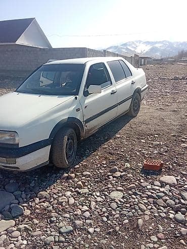 Транспорт: Volkswagen Vento: 1993 г., 0.2 - engine capacity л, Механика, Бензин, Седан — 3
