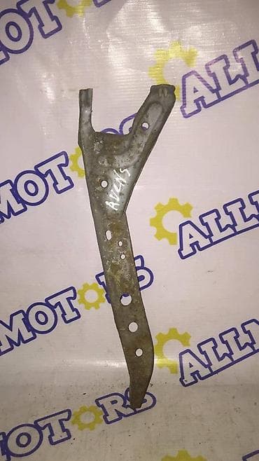 logitech c525: Toyota Avensis 2000 год, центральная балка экрана — 1