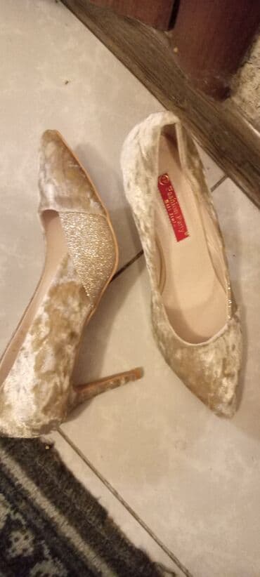 Женская обувь: Продаю туфли. 37-38 размеры, по 500 сом, новые — 1