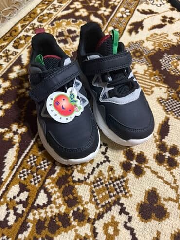 Детские кроссовки - Модель: две пары на выбор — 1) черные с серыми