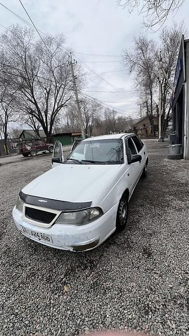 lada 2113: Автомобиль седан белого цвета. Основные характеристики: - Кузов — 1