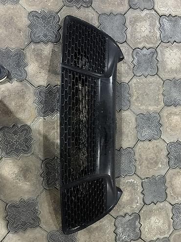 свечи чёрные: Решетка радиатора Toyota 2017 г., Б/у, Оригинал — 2