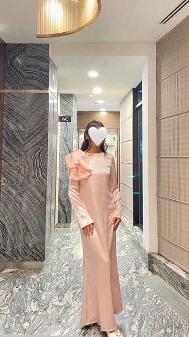 Головные уборы: Вечернее длинное платье нежно‑розового цвета. - Силуэт: прямой, в — 2