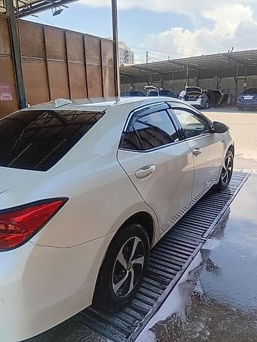 byd e7: Toyota Corolla: 2018 г., 1.8 л, Автомат, Гибрид, Седан — 3