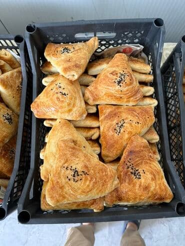 Свежая выпечка ручной работы, представленная в нескольких видах
