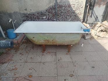 Чугунная ванна прямоугольная, классическая, на металлических ножках
