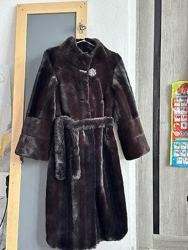 Киреге берилүүчү кийимдер: Шуба из тёмного меха (визуально — норка) классического кроя. - Длина — 2