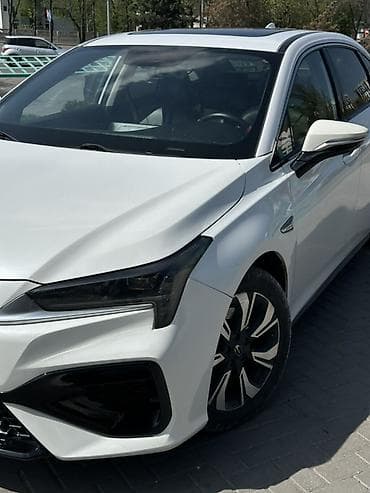 mini cuper: GAC Aion S Plus — электрический седан белого цвета. Особенности и — 2