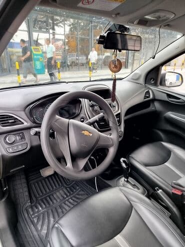 машина салон: Автомобиль Chevrolet Spark в бежевом цвете, представленный в кузове — 7