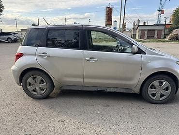 altezza lexus: Компактный 5‑дверный хэтчбек серебристого цвета. Основные — 3