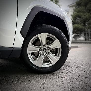 решетка на ипсум: Toyota RAV4: 2020 г., 2.5 л, Вариатор, Гибрид, Внедорожник — 6