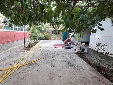 Недвижимость: Дом с приусадебным участком и большим двором Имеются 4 комнаты и — 6