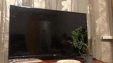 ресивер смарт тв: Смарт‑телевизор LG, диагональ около 43–50". Плоская LED‑панель, тонкие — 5