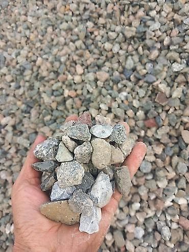 Декор и интерьер: Щебень фракции 5–20 мм и 20–40 мм Описание: - Прочный каменный щебень — 3