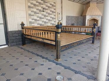 Деревянная тапчан с металлическим каркасом, окрашенным в черный цвет с