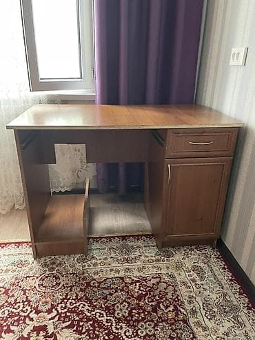 наш сад: Письменный/компьютерный стол из ЛДСП в цвете тёмный орех. Размер — 1