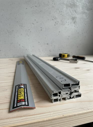 Металлический уголок от бренда Master. Изготовлен из высокопрочного