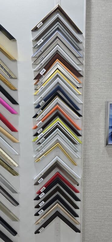 зеркало с камодом: В наличии! Зеркало с тёмно-коричневой рамой, рамка ПВХ. Ширина рамки — 11