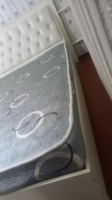 Эмерек: Двуспальная кровать с мягким изголовьем и матрасом - Размер — 1