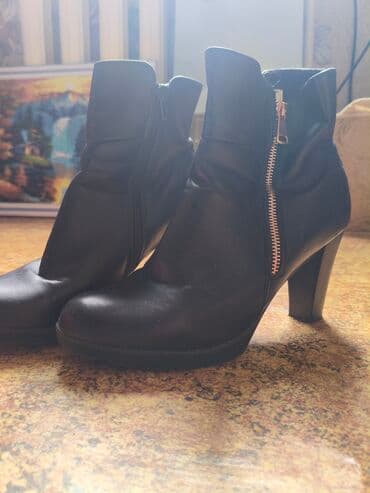 купить сапоги женские зимние кожаные италия: Элегантные женские ботильоны черного цвета с высоким устойчивым — 1