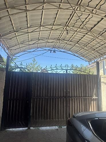 Продается ворота с навесом размер 4,60 на 10.5 метров.Металлические — 3