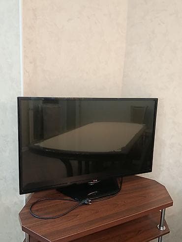 Телевизор LG, диагональ примерно 32–37". Плоский ЖК‑экран, тонкая — 1