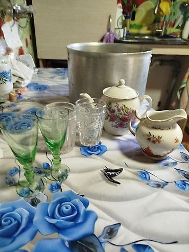 Сливочник 200 с,2 хруст стакана 200 с, 2 рюмки на ножке 50 с, чайник