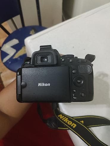niko: Зеркальная камера Nikon с поворотным экраном и кит-объективом 18–55mm — 1